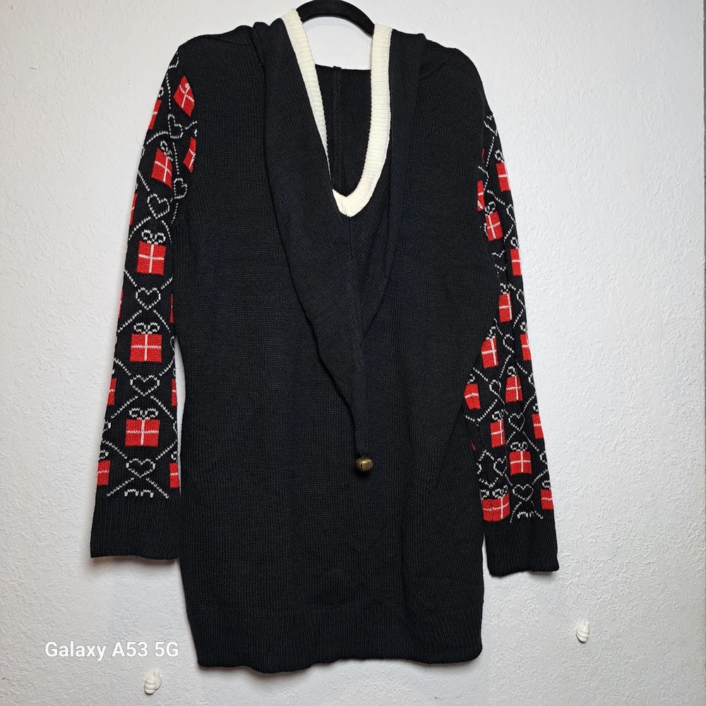 No Boundaries Black and Red V-Neck Sweater Size XXXL